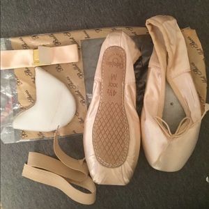 Pointe ballet shoes
